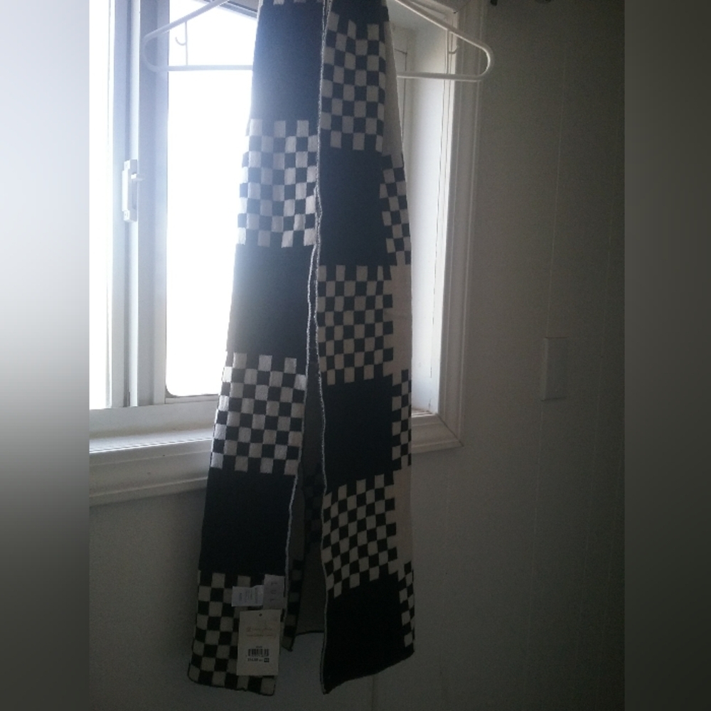 Checkered Scarf - Picture 2 of 3